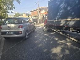Incidente sulla Nettunense tra camion e auto, un ferito