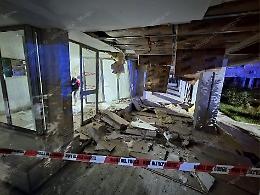 Nuovo attentato nella notte, in viale Nervi bomba in un condominio e due auto a fuoco