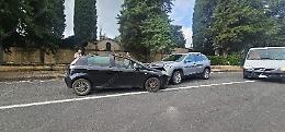 Evita un cinghiale ma invade l’altra corsia, scontro inevitabile tra auto