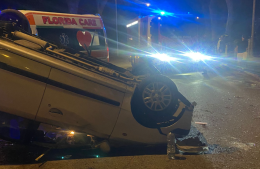 Sbanda con l'auto nella notte e si ribalta, paura per un quarantenne