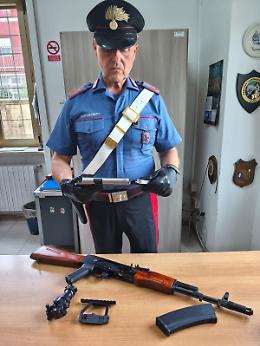 Kalashnikov e pistola senza tappo, denunciato un indiano