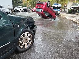 Auto si ribalta dopo lo scontro all'incrocio, ferita una donna