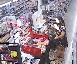 “Riportate i cosmetici rubati o le vostre immagini finiranno alla Polizia”, l'appello di una commerciante