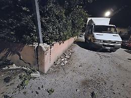  Ruba un autocarro, inseguito dal proprietario si schianta e fugge a piedi
  