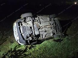 Auto con cinque giovani a bordo si ribalta, quattro finiscono in ospedale