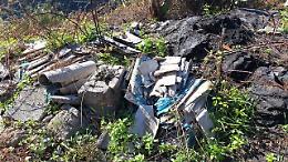  Discarica abusiva scoperta in via Antignana, tra i rifiuti anche l’eternit 