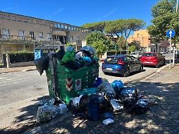 Latina, rifiuti accumulati in città: cassonetti trasformati in discariche
