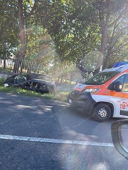 Perde il controllo dell'auto e finisce nel canale