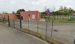 Scuola nel mirino dei vandali: “Tutti vedono, nessuno interviene”