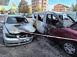 Ennesimo incendio nel quartiere Isonzo, a fuoco due mezzi