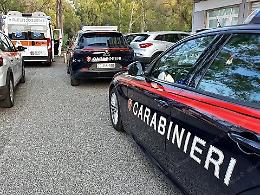 Bussano i carabinieri, evade dai domiciliari e scappa sui tetti 