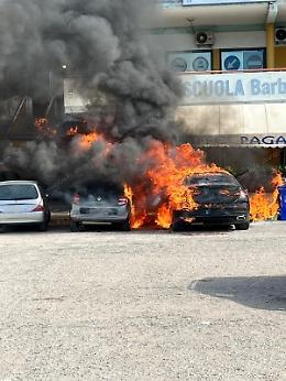 Violento incendio al centro Lestrella, un suv e due auto a fuoco