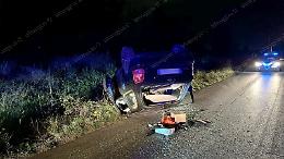 Urta un cartello stradale e si ribalta con l'auto, paura per un 55enne

