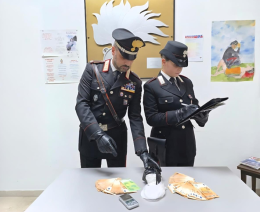 Inseguiti dai carabinieri, gettano mezzo chilo di cocaina dal finestrino dell'auto