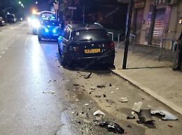 Sbanda con l’auto e si schianta contro la Bmw in sosta