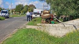 Trattore si ribalta in via Trasversale, un ferito