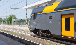 Palpeggia una donna sul treno, 85enne a processo