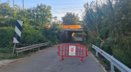 Sottopasso di via Carrara chiuso dopo il danneggiamento del cavalcavia causato da un camion