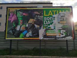 Emergenza rifiuti, vandalizzati i manifesti dell'opposizione