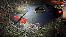 Folle fuga dei ladri, si scontrano con un'altra auto e scappano a piedi