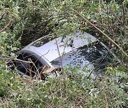 Sbanda con l'auto in curva e finisce fuori strada, ferito un giovane
