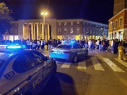 Palpeggia una donna in centro, la Polizia ferma uno straniero