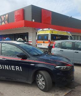 Aprilia, ruba birra al supermercato e aggredisce vigilante e direttore: arrestato 56enne
