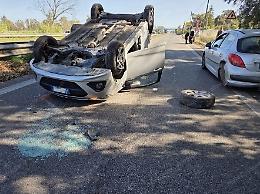 Urta un'auto ferma e si ribaltata, feriti due anziani