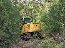 Escavatore rubato ritrovato in un bosco di Aprilia