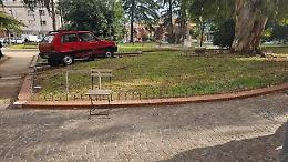 Scontro all'incrocio, una delle auto finisce nelle aiuole