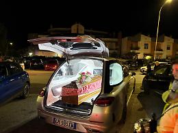 A Borgo Santa Maria festa di Halloween realistica con carro funebre, bara e lapidi
