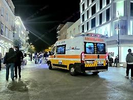 Bimbo cade e si ferisce urtato da una ragazzina in bici che si allontana col padre