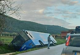Priverno, bus Cotral nel fossato per evitare un'auto