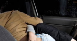 Scopre il marito 80enne a far sesso in auto con una ragazza: audio virale su Whatsapp