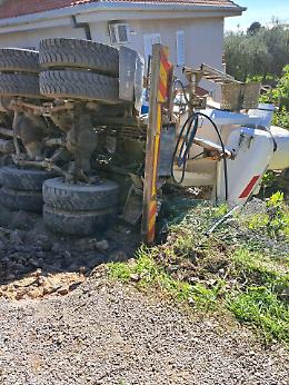 Paura in un cantiere di Maranola: mezzo meccanico finisce nel fossato