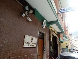 Minaccia la madre e la sorella con una pistola scacciacani, arrestato un 32enne