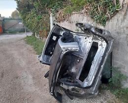 Auto rubate e poi fatte a pezzi, degrado e allarme a Vallelata
