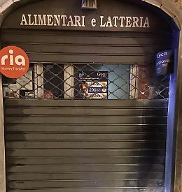 Fiamme nella notte davanti al negozio etnico