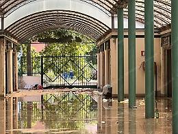 Ferito alla mano da un petardo, è uno degli abusivi dell'ex Mercatino di via Verdi