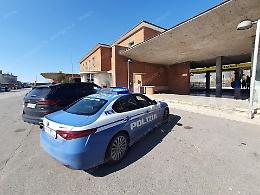 Strappa il telefono a una donna e scappa sul treno, bloccato dai passeggeri