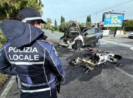 Moto e auto prendono fuoco dopo lo scontro