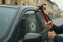 Prende a martellate l'auto di un dirigente milanese pensando fosse l'amante della moglie