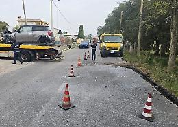 Incidente in via dei Rutuli, l'auto finisce nel fossato