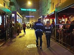 Arredi su strada non autorizzati, licenza di un pub sospesa per tre giorni