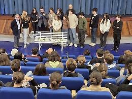 Al liceo classico una panchina bianca in memoria di Alessandro Paulotto