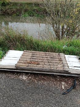 Eternit abbandonato a un passo dal fiume