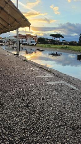 Mercato settimanale sott’acqua, le proteste di cittadini e operatori
