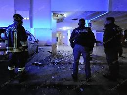 Bomba in viale Kennedy, una testimone: "Ho visto scappare un ragazzo incappucciato"
