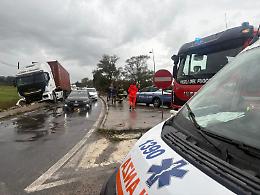 Camion sbanda sulla Pontina e finisce fuori strada