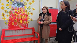 Formia, panchina rossa e Comune illuminato contro la violenza
